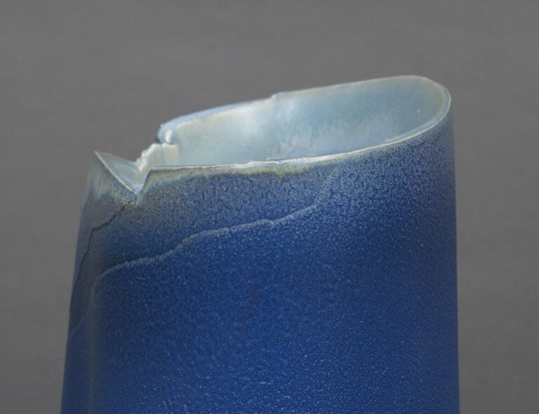 JAPON- XXème siècle - Large vase en céramique de forme irrégulière , à décor gr…