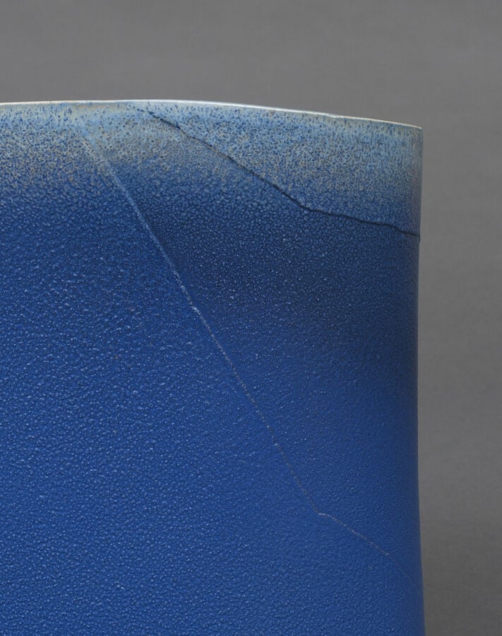 JAPON- XXème siècle - Large vase en céramique de forme irrégulière , à décor gr…
