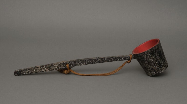 JAPON - XXème siècle - Louche de cérémonie de temple à emblème rond , en laque…