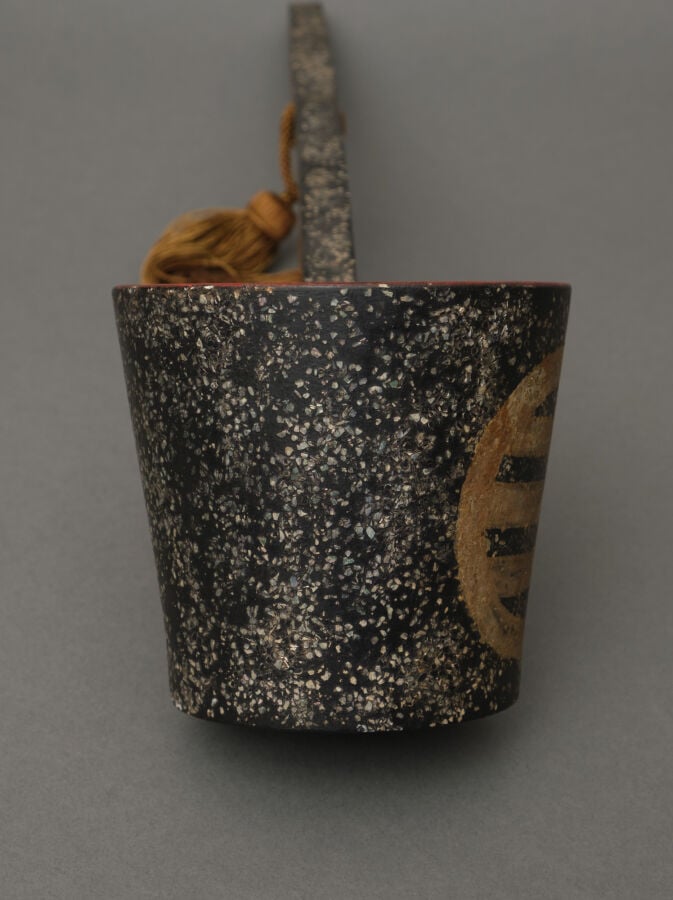 JAPON - XXème siècle - Louche de cérémonie de temple à emblème rond , en laque…
