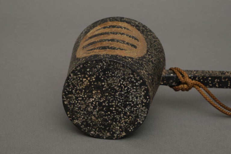 JAPON - XXème siècle - Louche de cérémonie de temple à emblème rond , en laque…