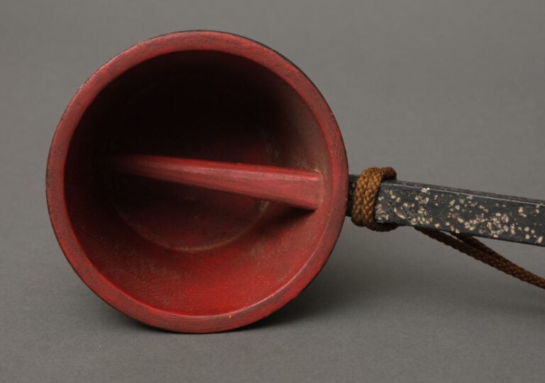 JAPON - XXème siècle - Louche de cérémonie de temple à emblème rond , en laque…