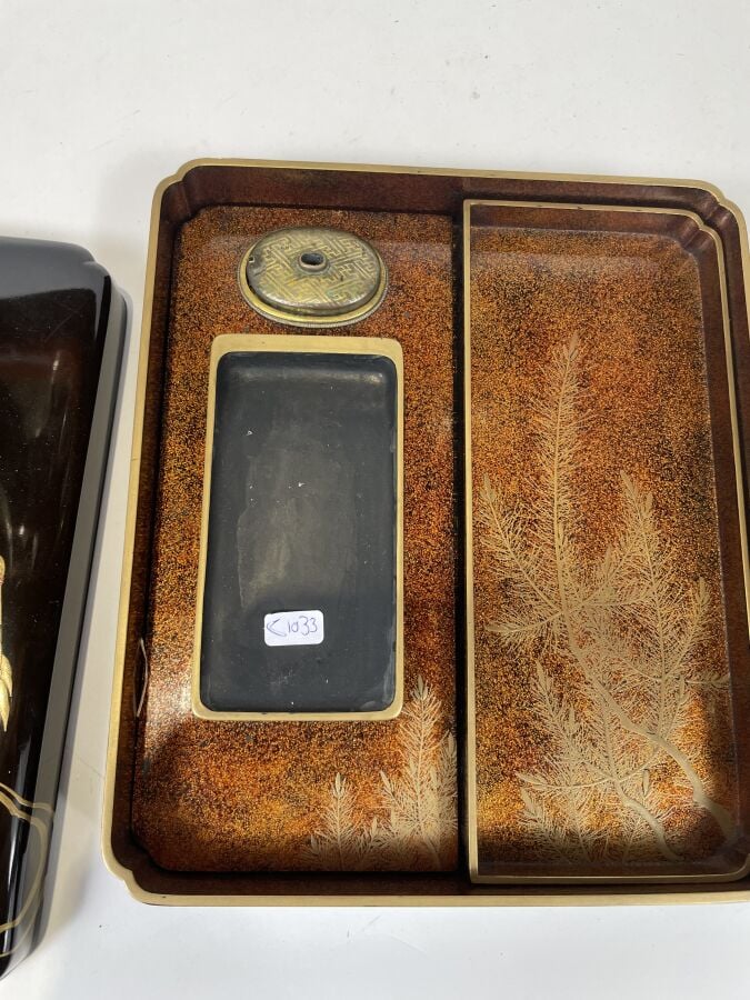 JAPON- XXème siècle - Nécessaire à écrire ( Suzuribako) en laque noire, à décor…