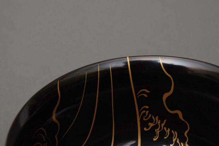 JAPON - XXème siècle - Paire de bols en laque noire, à décor de vagues exécutée…