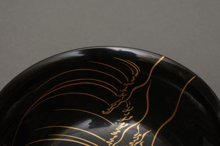 JAPON - XXème siècle - Paire de bols en laque noire, à décor de vagues exécutée…