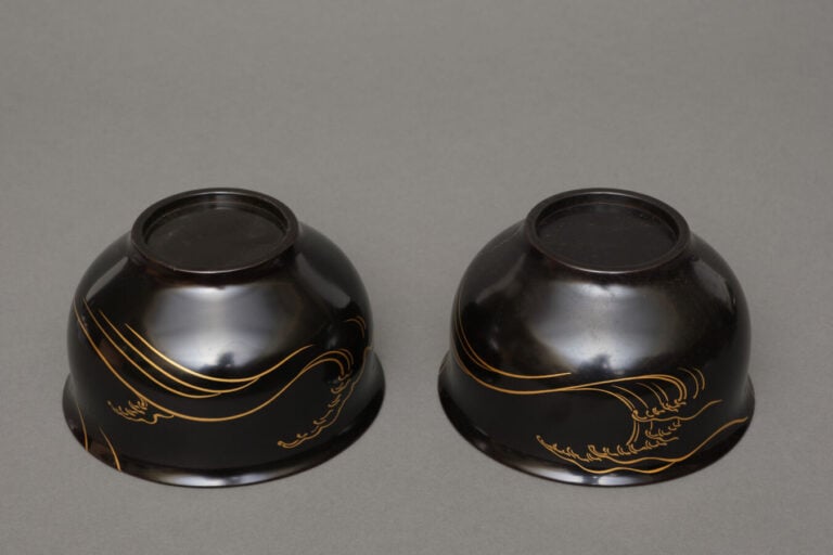 JAPON - XXème siècle - Paire de bols en laque noire, à décor de vagues exécutée…
