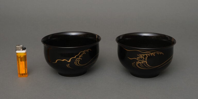 JAPON - XXème siècle - Paire de bols en laque noire, à décor de vagues exécutée…
