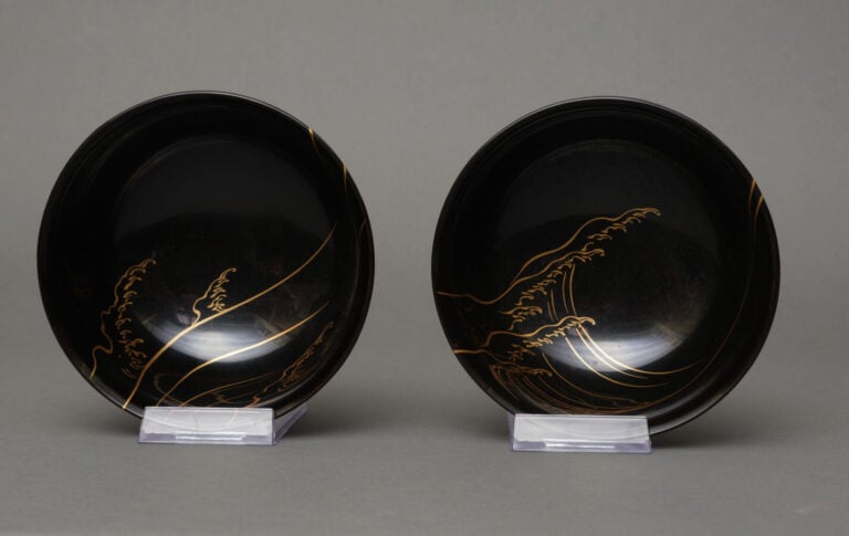 JAPON - XXème siècle - Paire de bols en laque noire, à décor de vagues exécutée…
