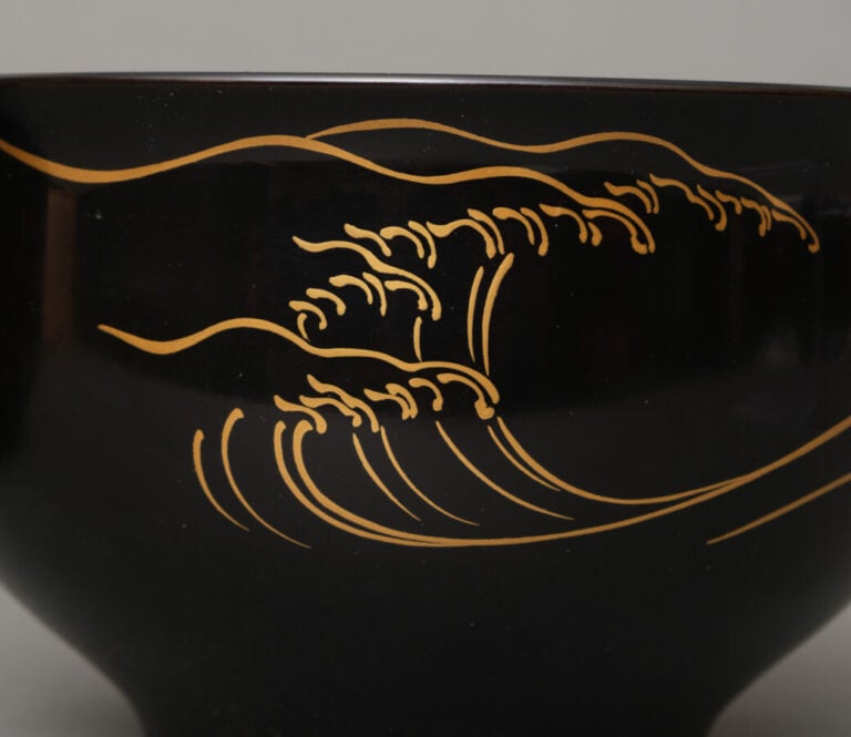 JAPON - XXème siècle - Paire de bols en laque noire, à décor de vagues exécutée…