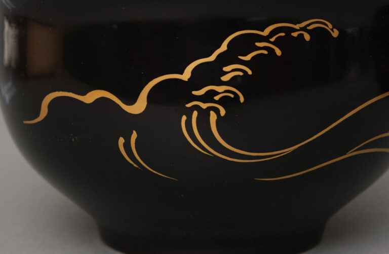 JAPON - XXème siècle - Paire de bols en laque noire, à décor de vagues exécutée…