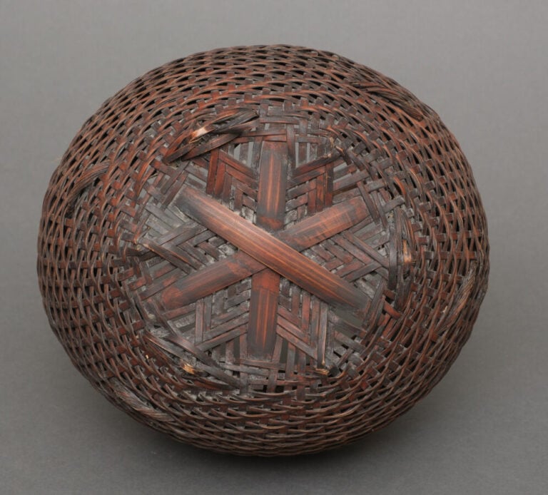 JAPON - XXème siècle - Panier globulaire pour arrangement floral ikebana en bam…