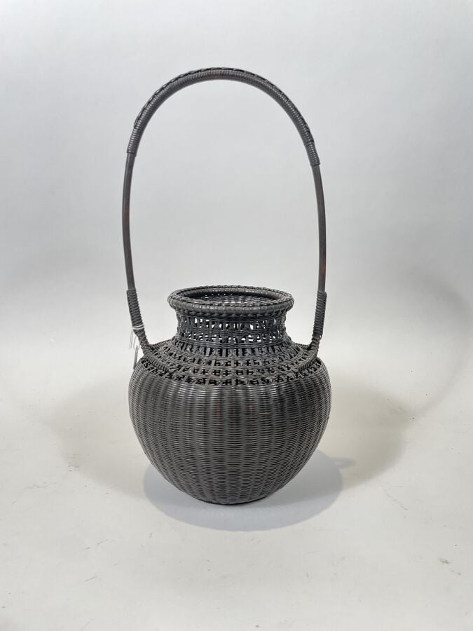 JAPON - XXème siècle - Panier pour arrangement floral ikebana de forme balustre…