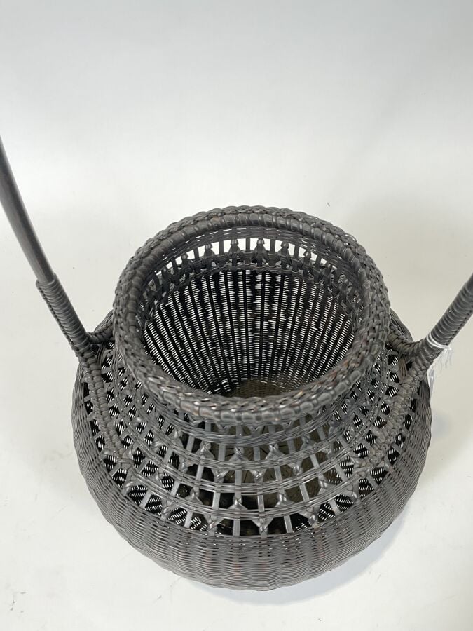 JAPON - XXème siècle - Panier pour arrangement floral ikebana de forme balustre…