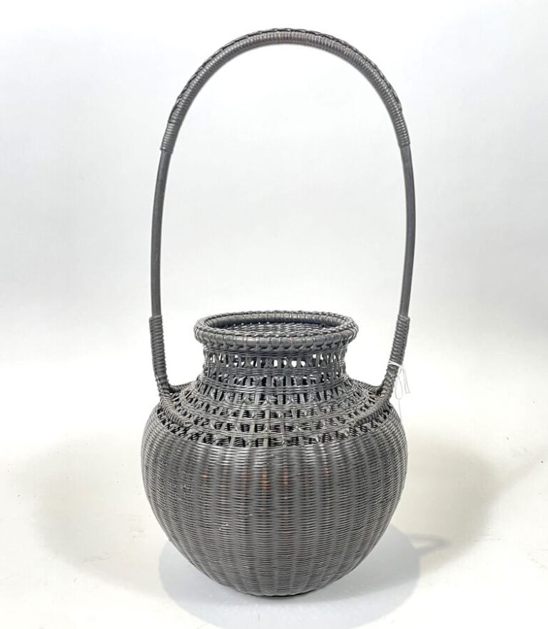 JAPON - XXème siècle - Panier pour arrangement floral ikebana de forme balustre…