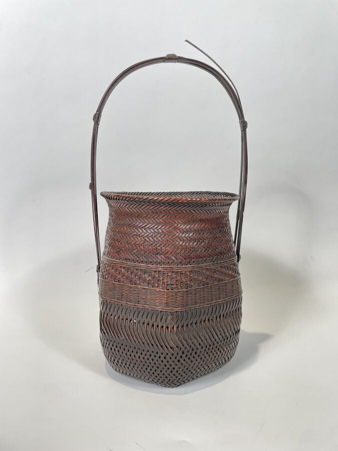 JAPON - XXème siècle - Panier pour arrangement floral ikebana en bambou finemen…