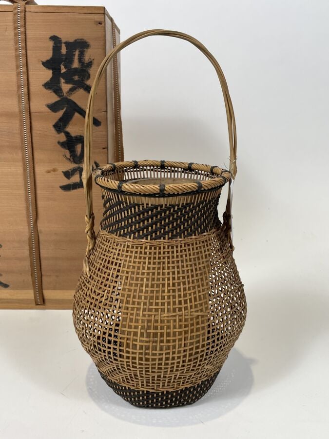 JAPON - XXème siècle - Panier pour arrangement floral ikebana en bambou finemen…