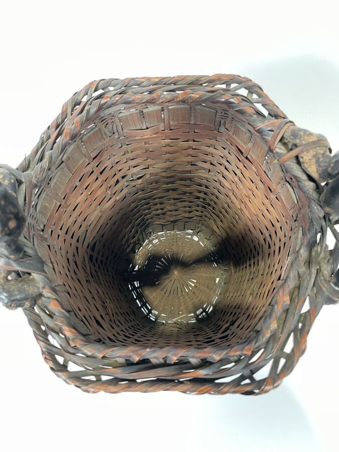 JAPON XXème siècle - Panier quardipode pour arrangement floral ikebana en bambo…