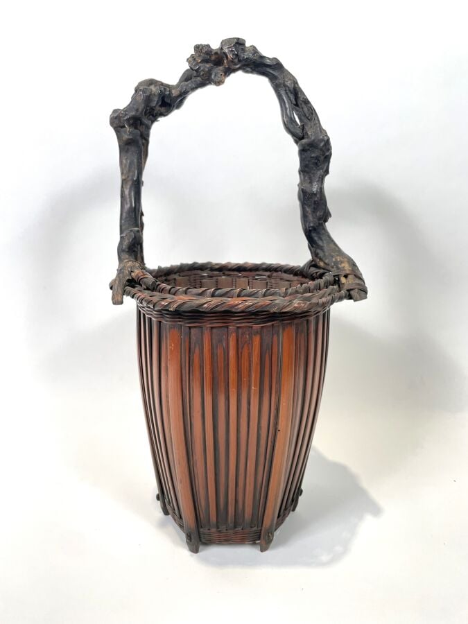 JAPON XXème siècle - Panier quardipode pour arrangement floral ikebana en bambo…
