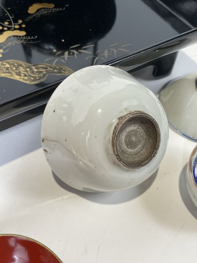 JAPON - XXème siècle - Partie de service à thé en laque noire , à décor maki-e…