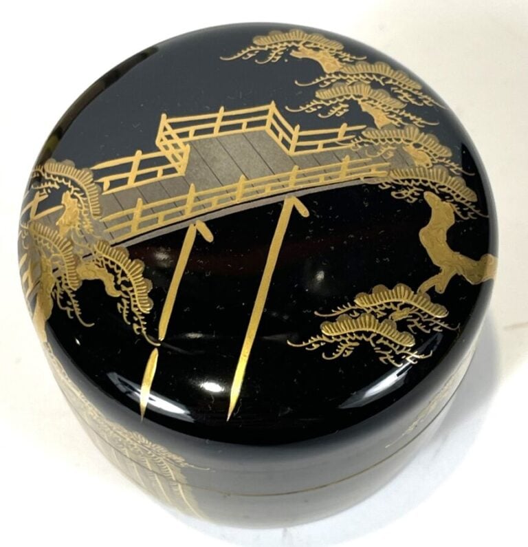 JAPON - XXème Siècle - Petit natsume en laque noire , à décor d'un pont suspend…