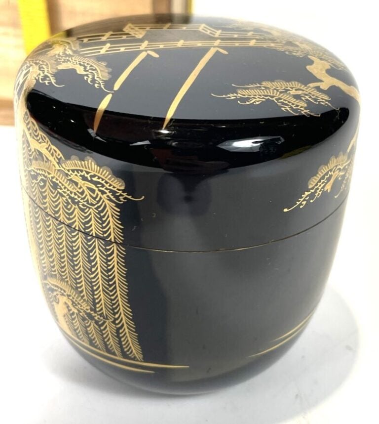 JAPON - XXème Siècle - Petit natsume en laque noire , à décor d'un pont suspend…
