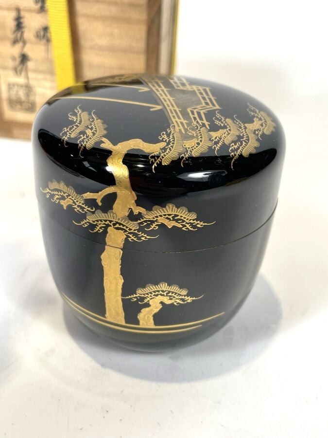 JAPON - XXème Siècle - Petit natsume en laque noire , à décor d'un pont suspend…