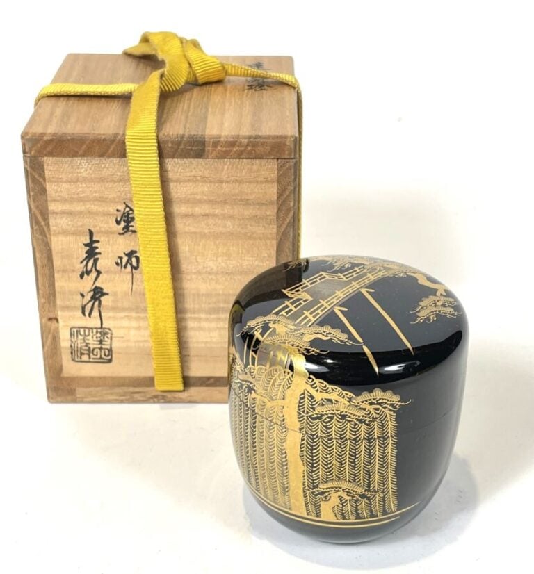 JAPON - XXème Siècle - Petit natsume en laque noire , à décor d'un pont suspend…