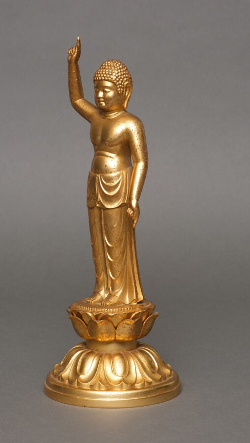 JAPON - XXème siècle - Petite sculpture en métal doré, en forme de bouddha Sidd…