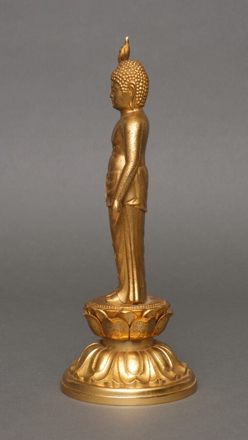 JAPON - XXème siècle - Petite sculpture en métal doré, en forme de bouddha Sidd…