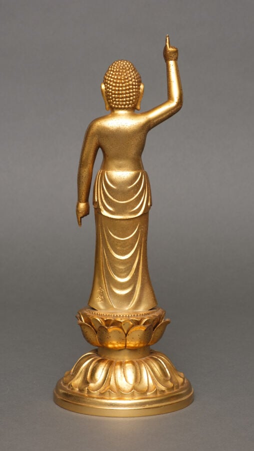 JAPON - XXème siècle - Petite sculpture en métal doré, en forme de bouddha Sidd…