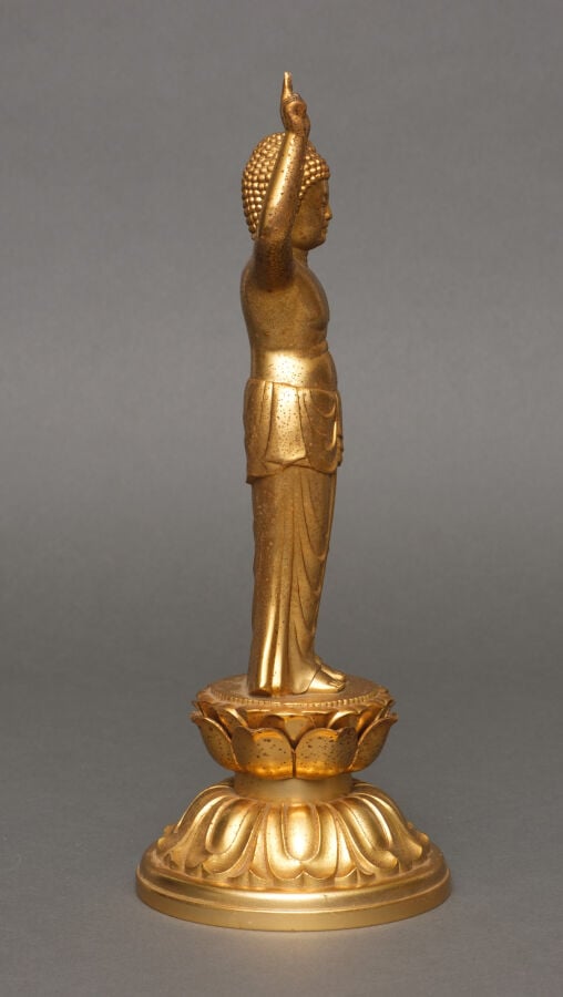 JAPON - XXème siècle - Petite sculpture en métal doré, en forme de bouddha Sidd…
