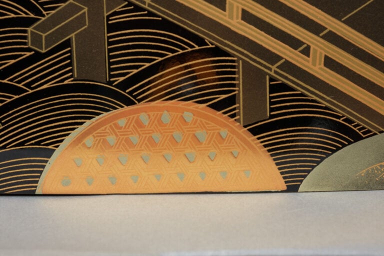 JAPON - XXème siècle - Table à écrire quadripode à deux niveaux en bois laqué n…