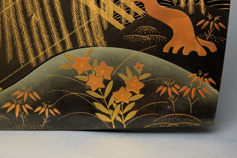 JAPON - XXème siècle - Table à écrire quadripode à deux niveaux en bois laqué n…