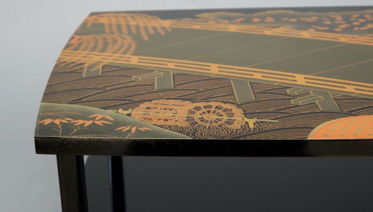 JAPON - XXème siècle - Table à écrire quadripode à deux niveaux en bois laqué n…