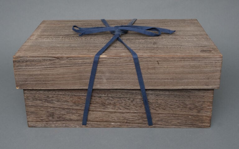 JAPON - XXème siècle - Table à écrire quadripode à deux niveaux en bois laqué n…