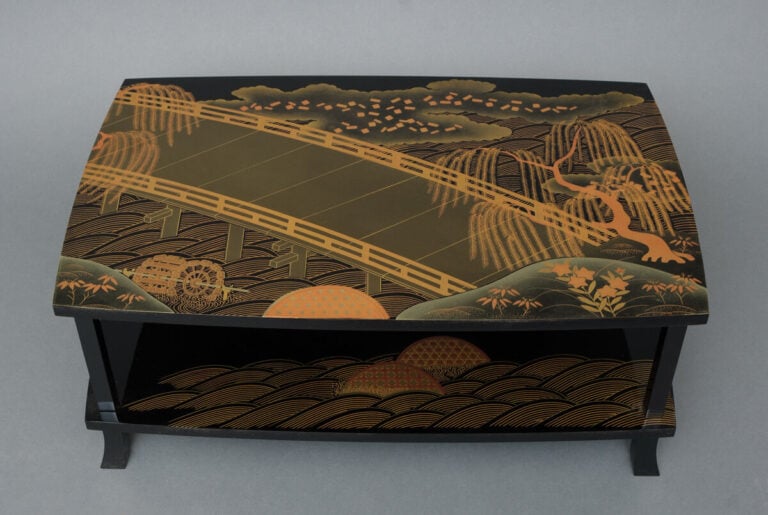 JAPON - XXème siècle - Table à écrire quadripode à deux niveaux en bois laqué n…