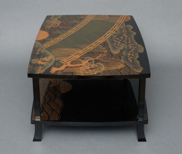 JAPON - XXème siècle - Table à écrire quadripode à deux niveaux en bois laqué n…