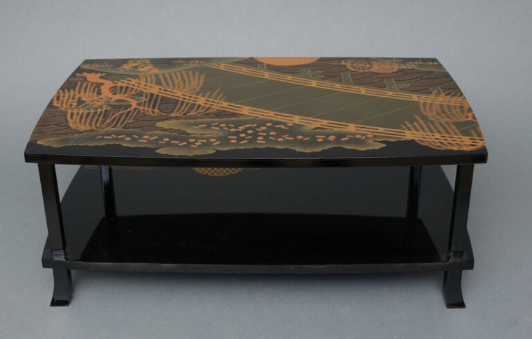 JAPON - XXème siècle - Table à écrire quadripode à deux niveaux en bois laqué n…