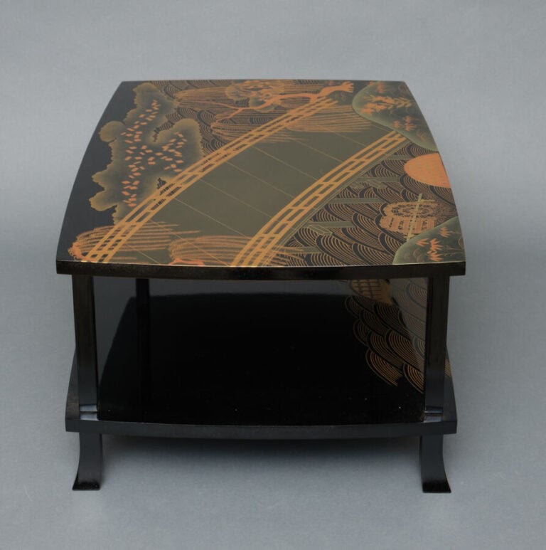 JAPON - XXème siècle - Table à écrire quadripode à deux niveaux en bois laqué n…