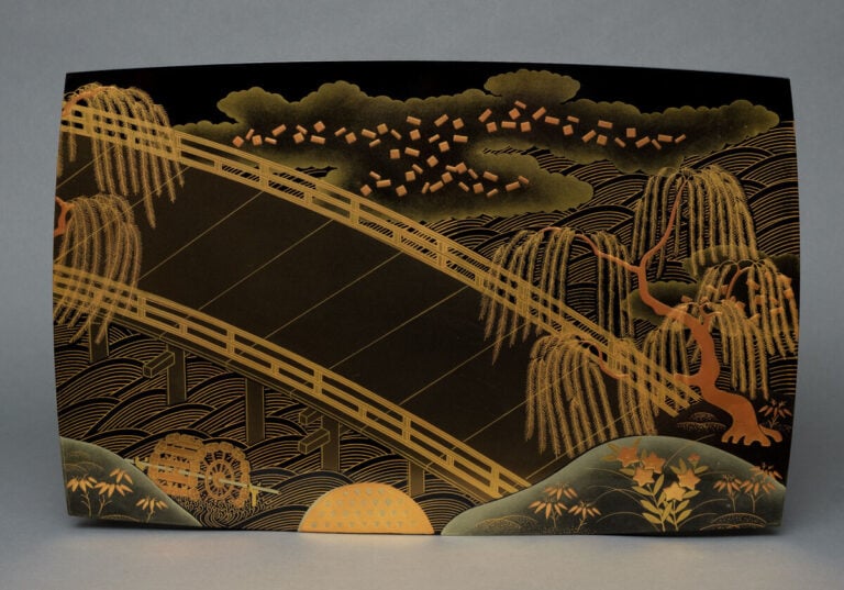 JAPON - XXème siècle - Table à écrire quadripode à deux niveaux en bois laqué n…