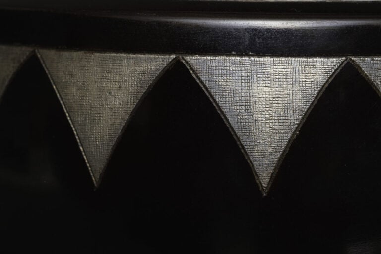 JAPON - XXème siècle - Vase en bronze à patine noire de style Art Déco avec une…