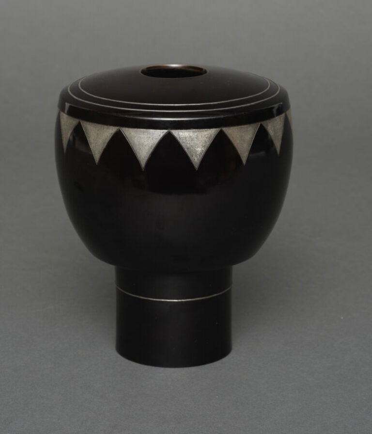 JAPON - XXème siècle - Vase en bronze à patine noire de style Art Déco avec une…
