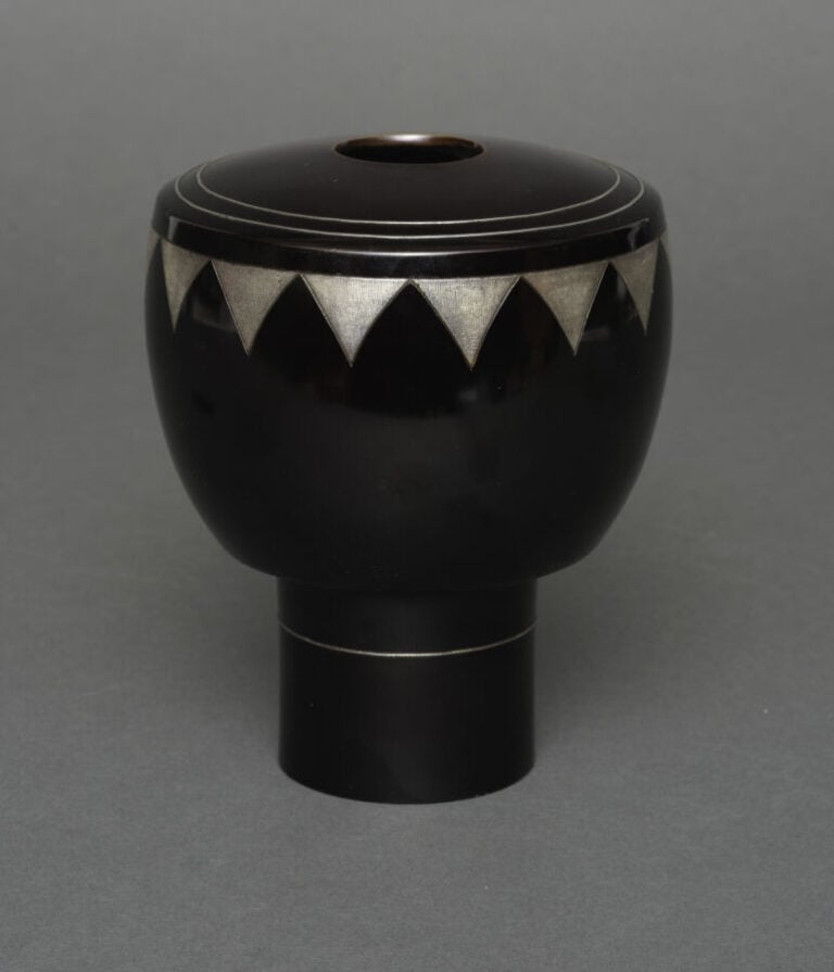JAPON - XXème siècle - Vase en bronze à patine noire de style Art Déco avec une…