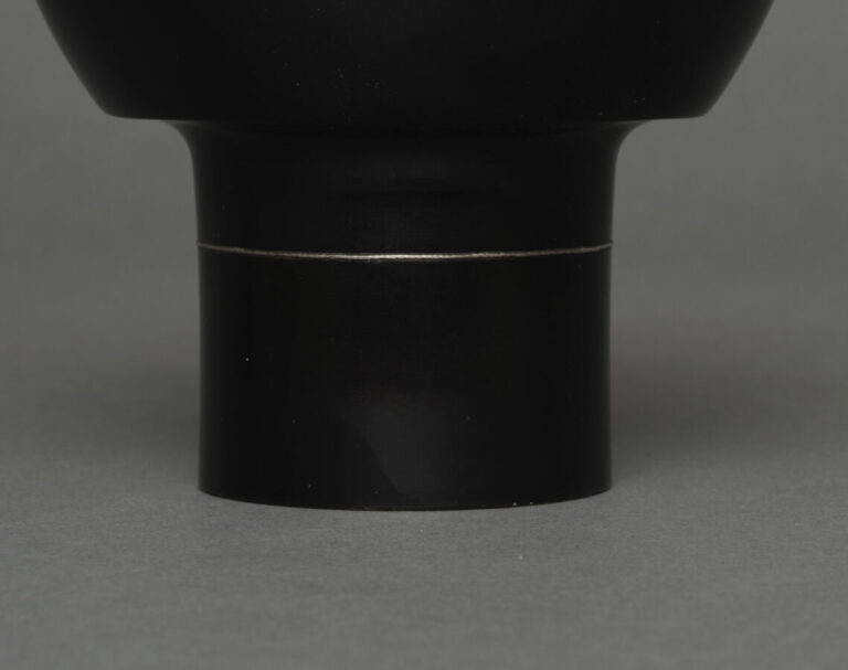 JAPON - XXème siècle - Vase en bronze à patine noire de style Art Déco avec une…