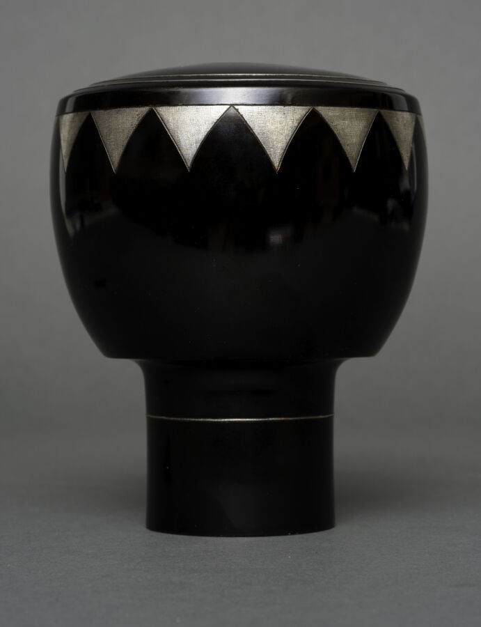 JAPON - XXème siècle - Vase en bronze à patine noire de style Art Déco avec une…