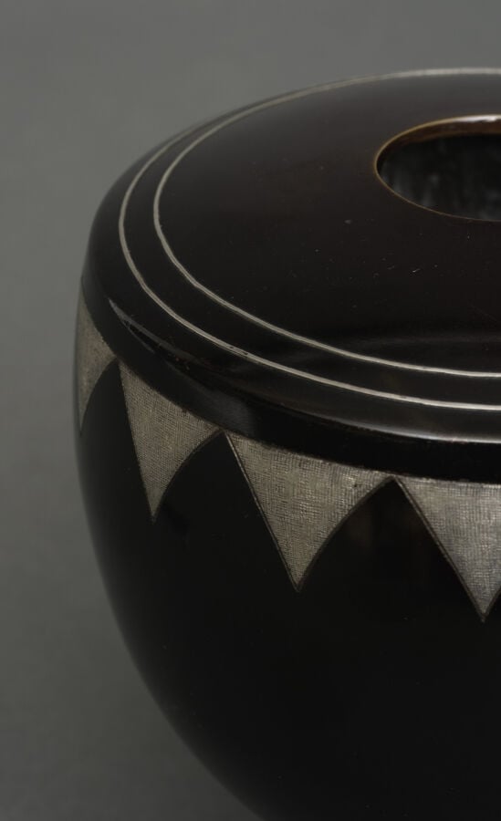 JAPON - XXème siècle - Vase en bronze à patine noire de style Art Déco avec une…