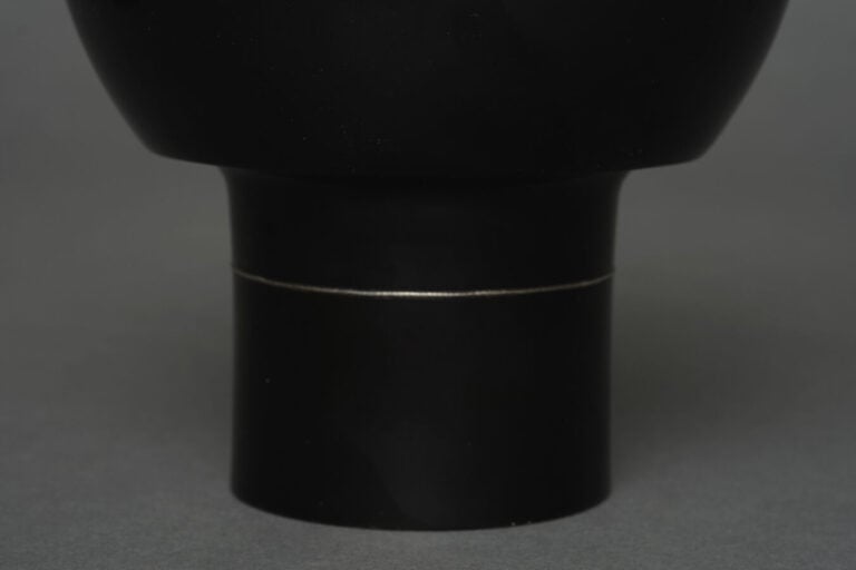 JAPON - XXème siècle - Vase en bronze à patine noire de style Art Déco avec une…