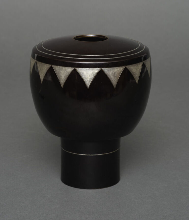 JAPON - XXème siècle - Vase en bronze à patine noire de style Art Déco avec une…