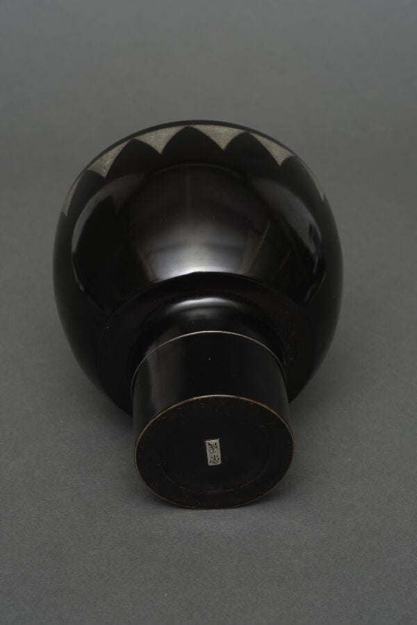 JAPON - XXème siècle - Vase en bronze à patine noire de style Art Déco avec une…