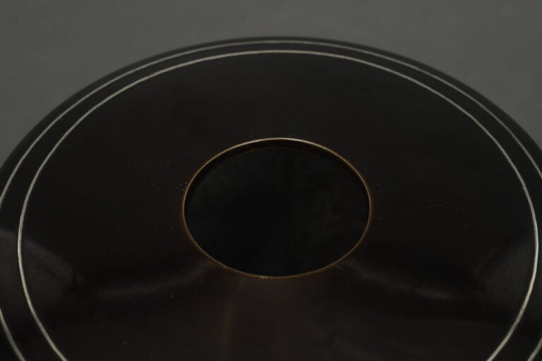 JAPON - XXème siècle - Vase en bronze à patine noire de style Art Déco avec une…